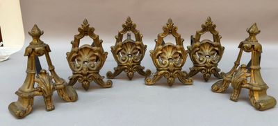 six figurines anciennes en laiton représentant des lions, posées sur une table