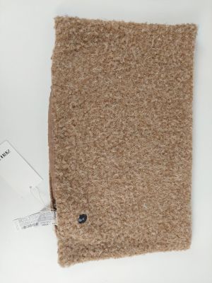 L'écharpe est de couleur beige et porte une étiquette.