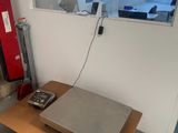 un ordinateur portable posé sur une table dans une pièce