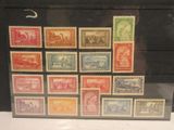 une photo d'une collection de timbres exposée dans une vitrine