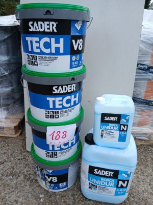 trois seaux de peinture bleue et verte posés par terre