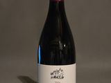 une bouteille de vin posée sur une table