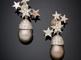 une paire de boucles d'oreilles en perles et diamants