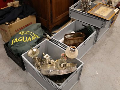 deux cartons remplis d'objets, posés par terre