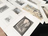 beaucoup de vieilles photos posées sur une table