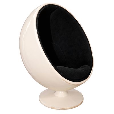 une chaise noire et blanche avec un coussin noir dessus