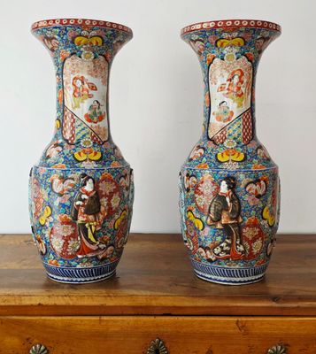 deux vases posés sur une table en bois