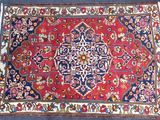un tapis oriental orné d'un motif en médaillon sur fond bleu