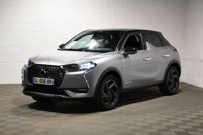 Le nouveau SUV DSX est garé dans le garage.