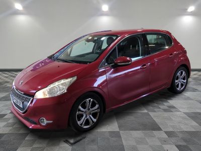 la voiture rouge est garée dans le garage sur le sol en damier