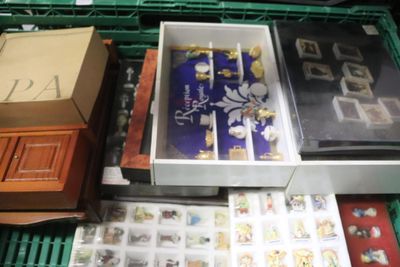 tout un tas d'objets divers dans une boîte posée sur la table
