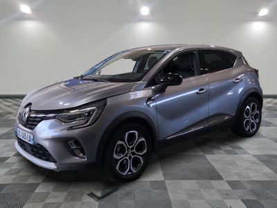 le nouveau renault c - hr suv est présenté dans un showroom