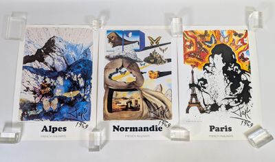 Trois cartes aux motifs différents sont accrochées au mur.