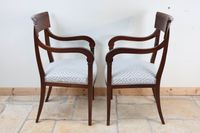 Suite de deux fauteuils en acajou à dossier bandeau ajouré, … (photo 2)