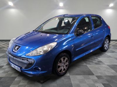 la voiture bleue est garée dans le garage sur le sol en damier