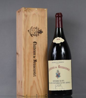 une bouteille de vin posée à côté d'une caisse en bois