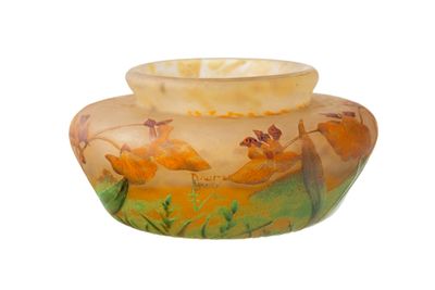 un vase en verre orné d'une peinture sur fond blanc