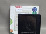 un petit appareil électronique posé à côté d'un livre
