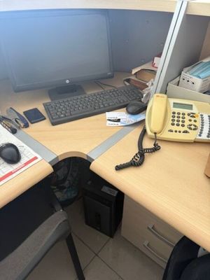 un bureau équipé d'un téléphone, d'un clavier et d'un écran