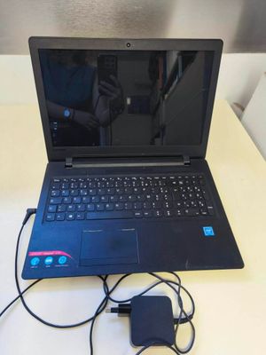 un ordinateur portable posé sur une table avec un chargeur