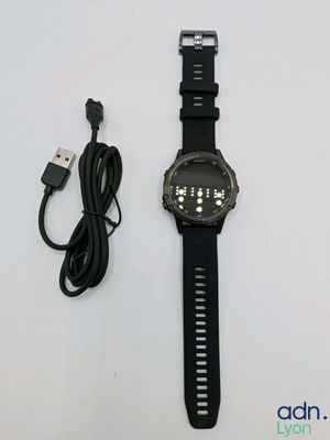 une montre reliée à un chargeur USB
