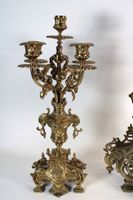 Garniture de cheminée en bronze ciselé et doré à décor rocai… (photo 3)