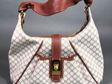 un sac à main blanc et marron avec une poignée marron