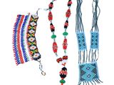 un lot de trois colliers aux motifs variés
