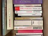 plusieurs livres empilés dans une boîte