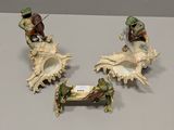 trois figurines assises sur une table