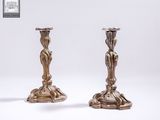 paire de chandeliers anciens en argent sur fond blanc