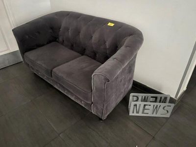 un canapé qui se trouve dans le coin d'une pièce