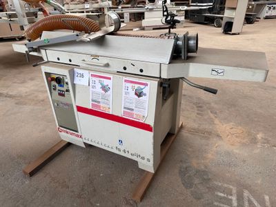 une machine posée sur une table dans un entrepôt
