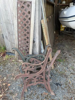 une chaise et un bateau dans un abri situé à côté d'un bâtiment