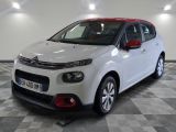 la citrole blanche est garee sur un carrelage en damier