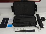 un pistolet et un couteau dans un étui posé sur une table