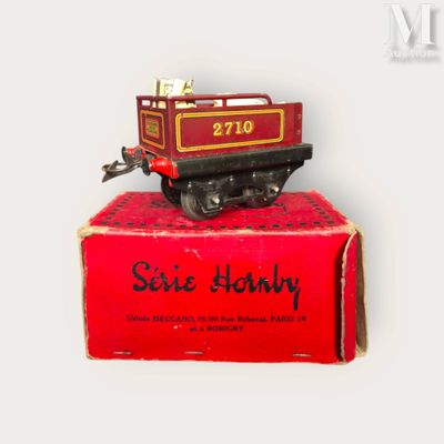 un petit train miniature posé sur une boîte rouge
