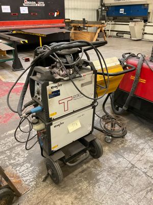 une machine posée sur le sol dans un entrepôt