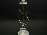 un bougeoir ancien plaqué argent sur fond noir