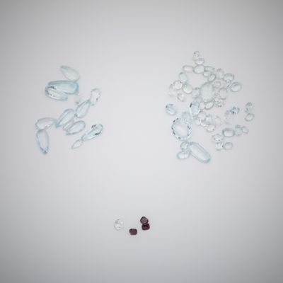 de nombreux petits morceaux de verre sur une surface blanche
