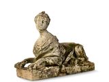 une statue en pierre représentant une femme assise sur un rocher