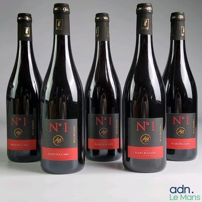 six bouteilles de vin sont alignées sur une table
