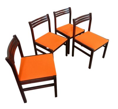 Série de quatre chaises en bois foncé - circa 1970