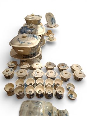 GIEN circa 1870. Service aux oiseaux en terre de fer comprenant :