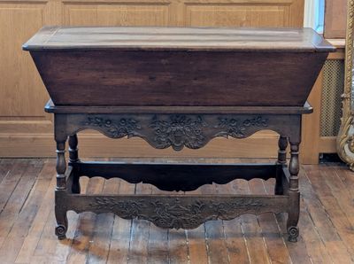 une table en bois avec un plateau en bois posée sur un parquet