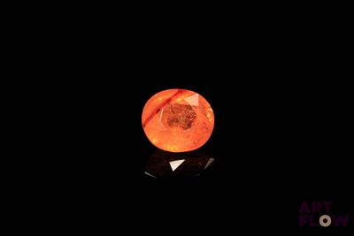 une orange qui brille dans le noir