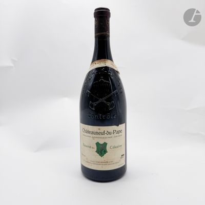 une bouteille de vin posée sur une table