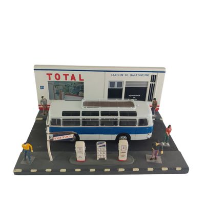 une maquette de bus posée sur une table