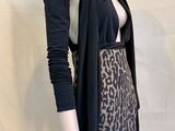 un cardigan noir avec une jupe à imprimé léopard et un cardigan noir avec une jupe à imprimé léopard et un cardigan noir avec une jupe à imprimé léopard et un cardigan noir avec une jupe à imprimé léopard