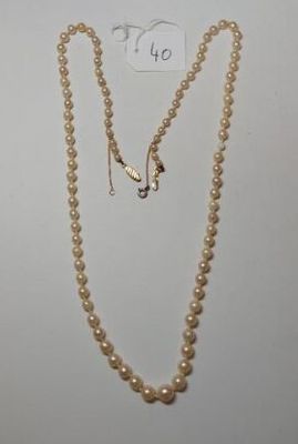 un gros plan d'un collier et d'une paire de boucles d'oreilles posés sur une table